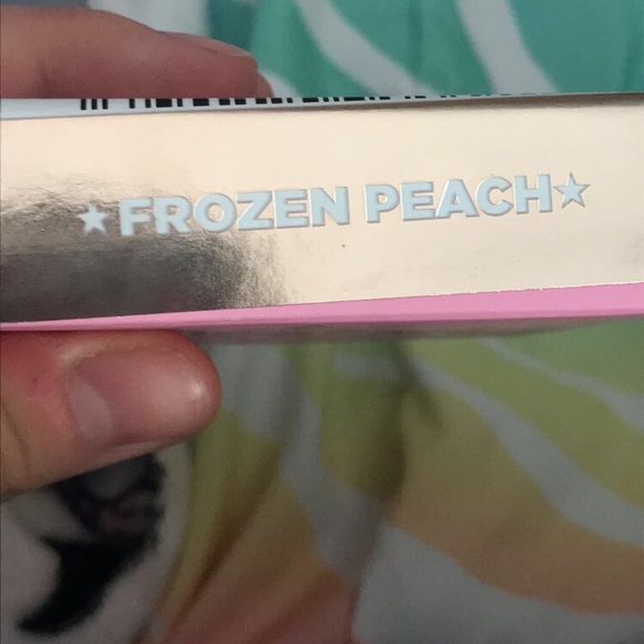 Jeffree Star Supreme Frost in shade Frozen Peach - Picture 3 of 3